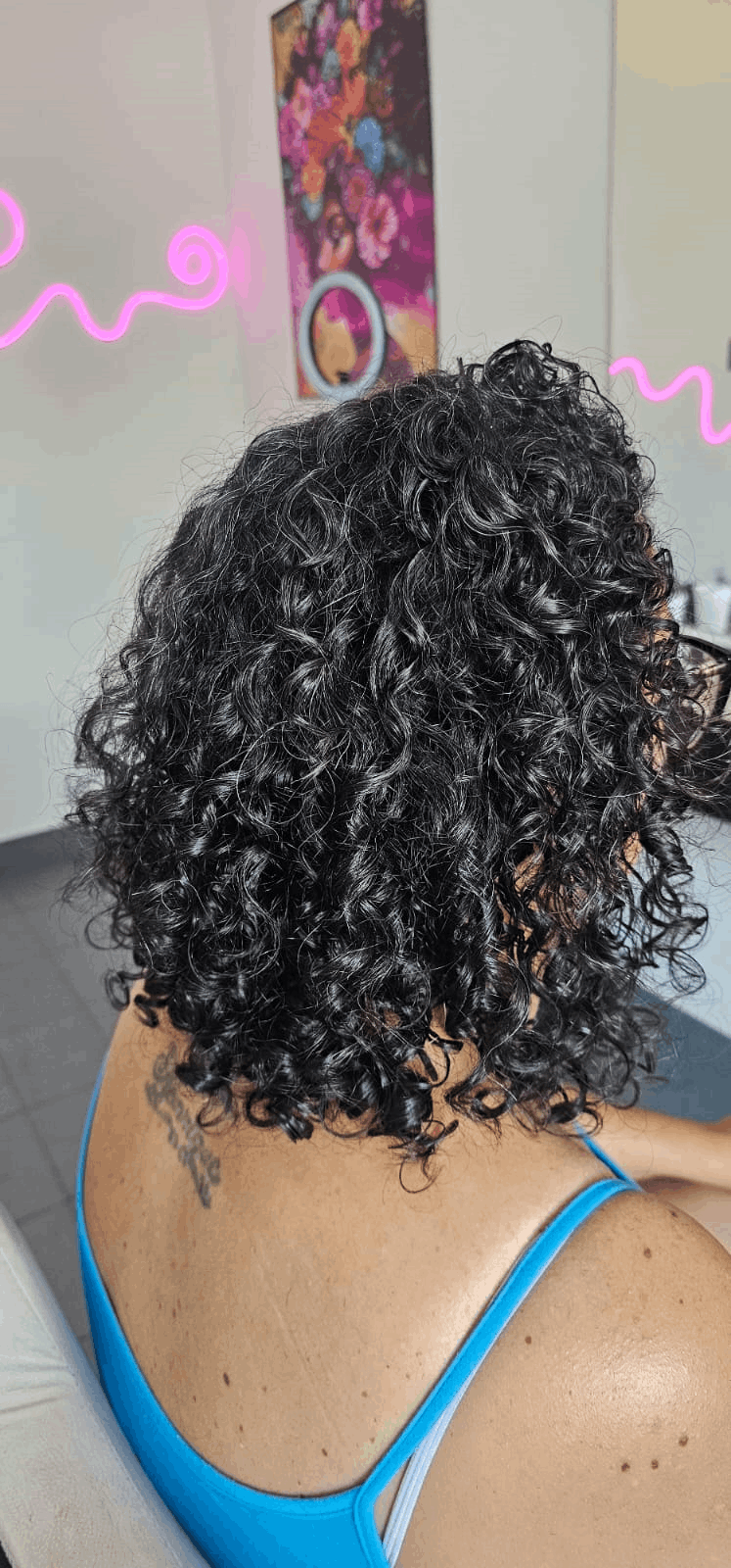 especializada em cachos, cabelos ondulados e crespos natural na região de Santo André Espaço Amanda Vitoriano